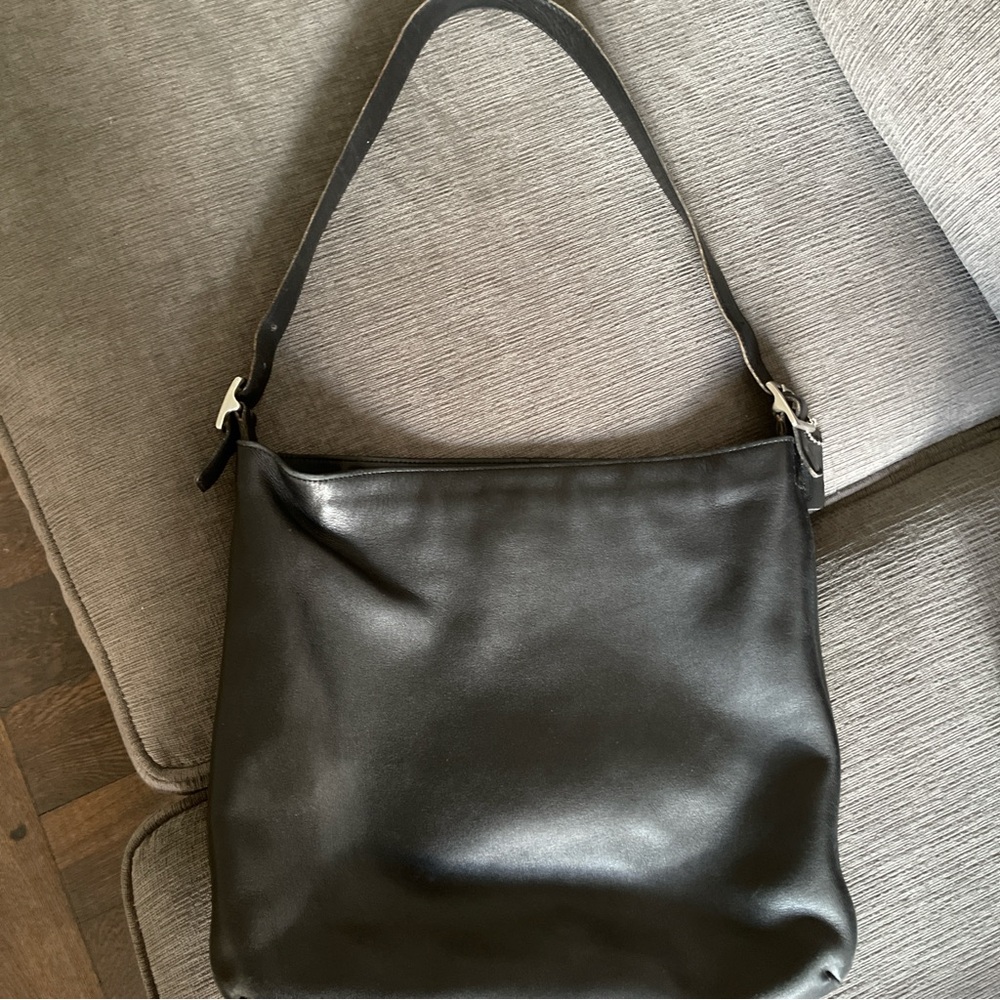 Coach leather shoulder bag.